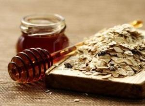 Homemade mask for blackheads with honey and oats
